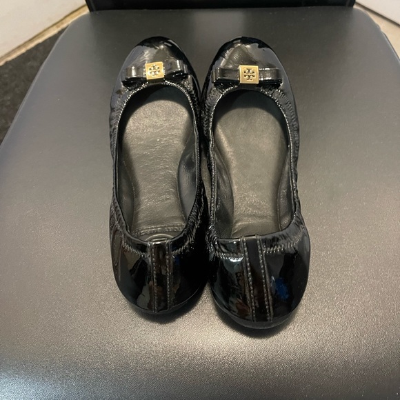 Tory Burch Eddie Vallet Flats Patent Logo Bow - Picture 2 of 3